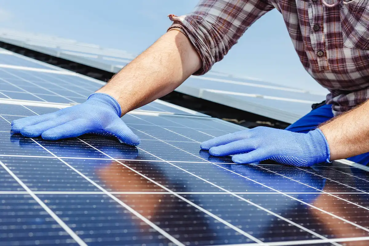 Haus mit Photovoltaik-Anlage auf dem Dach